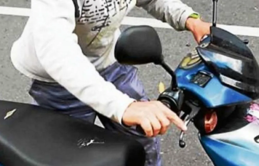 Una pareja robó una moto a una vendedora de bebidas: empujaron el rodado para escapar