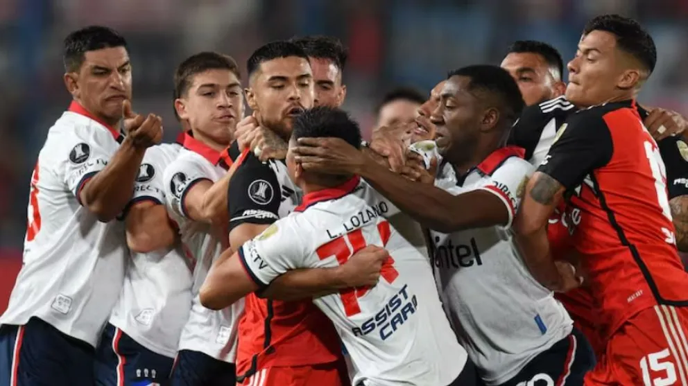 En un festival de golpes y goles, River Plate no pudo sostener la ventaja con Nacional y empataron 2 a 2