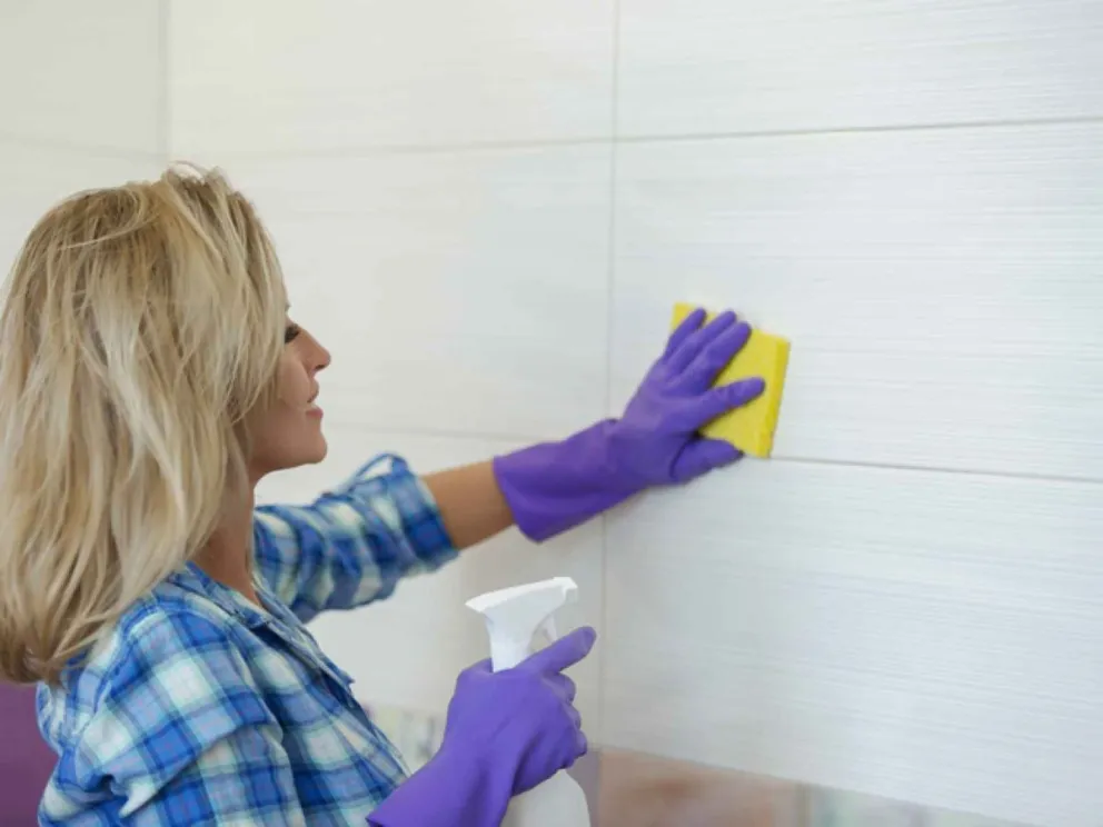 Prepará esta increíble mezcla y elimina la grasa de los azulejos de la cocina