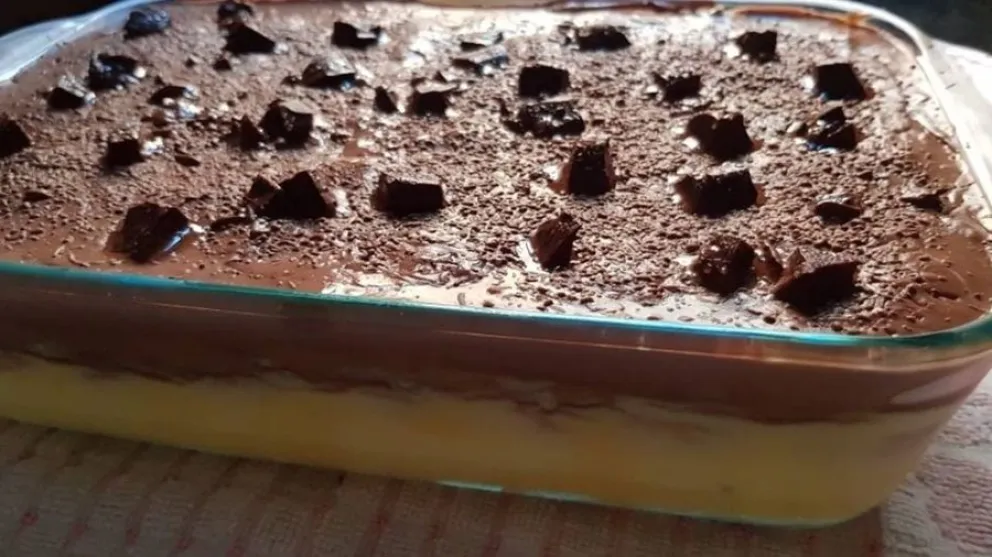 receta-postre de vainilla con capa de chocolate