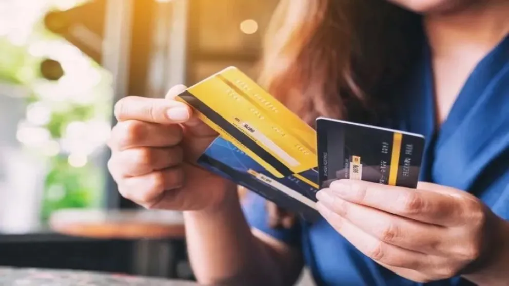 Fue estafada por una empleada infiel: utilizó sus tarjetas de crédito para comprarse de todo