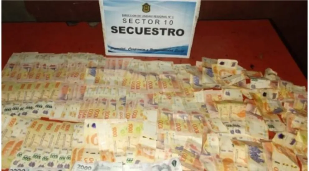 Una pareja salteña fue sorprendida mientras consumía alcohol en la calle con una importante suma de dinero