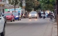 Fuerte accidente en Orán: una motocicleta terminó tirada abajo de una camioneta