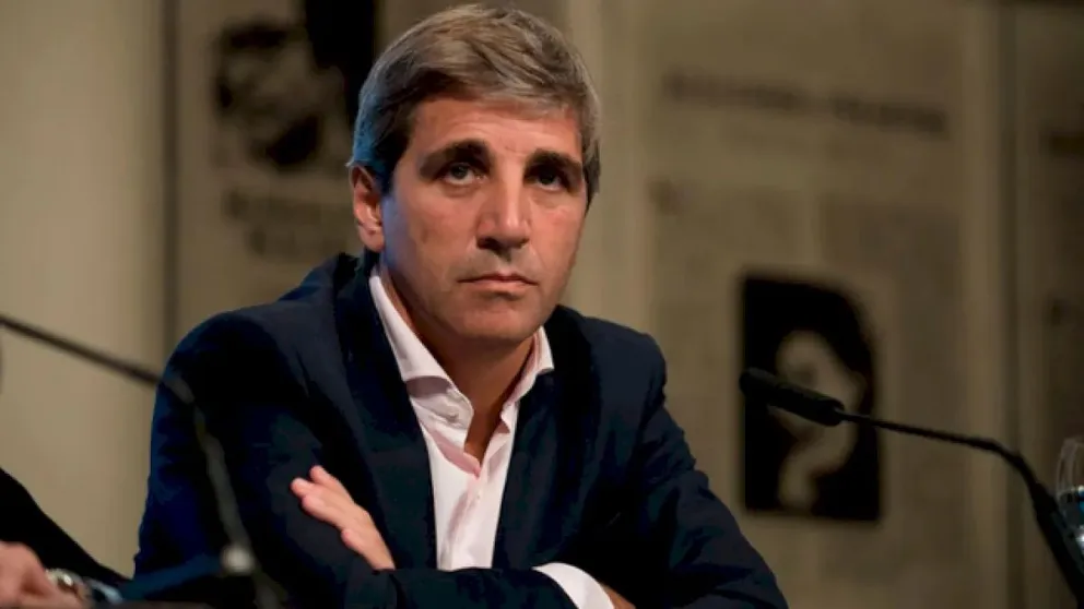 El ministro de Economía, Luis Caputo, evalúa congelar las tarifas de luz y gas durante todo el invierno 