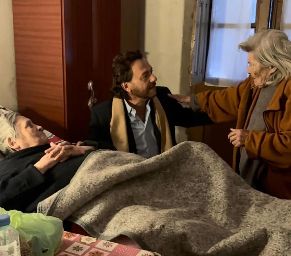 Gustavo Sáenz visitó a dos abuelas salteñas que fabrican y venden rosarios