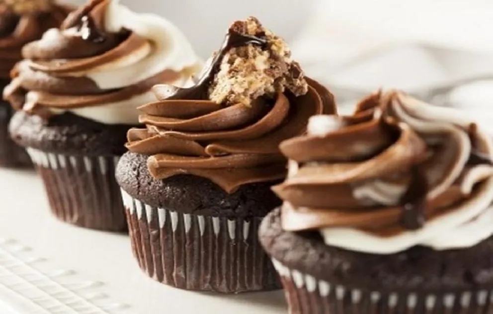Conquista el paladar de tu familia con esta deliciosa receta: muffins de chocotorta irresistible merienda