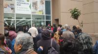 Otra vez lo mismo: decenas de jubilados esperaron horas para poder atenderse en el Banco Santiago del Estero