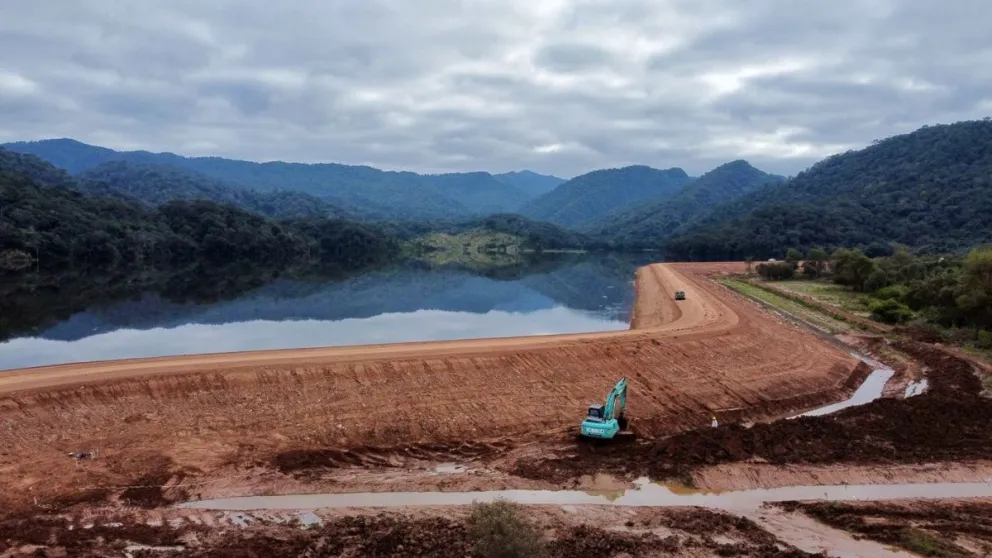 Gustavo Sáenz celebró el avance de las obras en el embalse El Limón