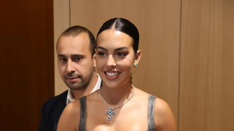 Georgina Rodríguez lució un diminuto traje de baño marrón dejando expuesta toda su belleza