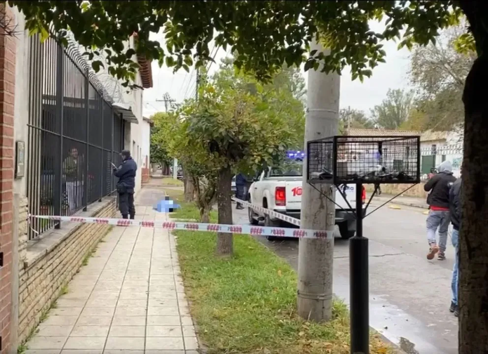 Encontraron a un hombre sin vida frente al Hogar Escuela: "Se trata de una persona de 65 años que estaría en situación de calle"