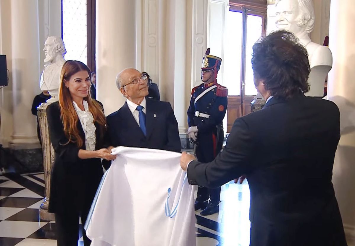 El sentido homenaje de Javier Milei hacia Carlos Menem en el Salón de los Patriotas