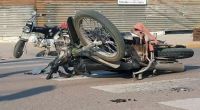 Violento accidente en el centro salteño: un motociclista resultó herido tras chocar contra un auto
