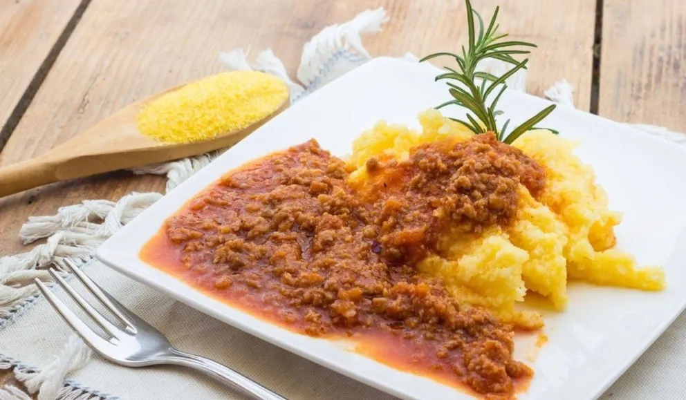 La deliciosa receta de polenta con salsa boloñesa para días fríos: económica y fácil