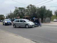 Fuerte accidente en Avenida Bolivia: un motociclista fue embestido por un auto