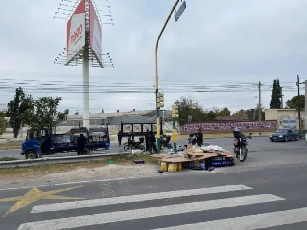 Siniestro vial en zona sur: un camión de gaseosas volcó en plena Avenida Tavella