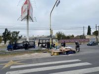 Incidente vial en zona sur: un camión de gaseosas volcó en plena Avenida Tavella