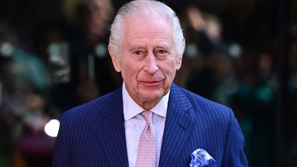 Fue develado el primer retrato oficial del rey Carlos III a un año de su coronación: su color generó impacto