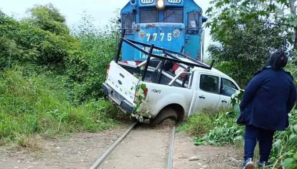 Imágenes impactantes: un tren chocó y arrastró una camioneta por varios metros 