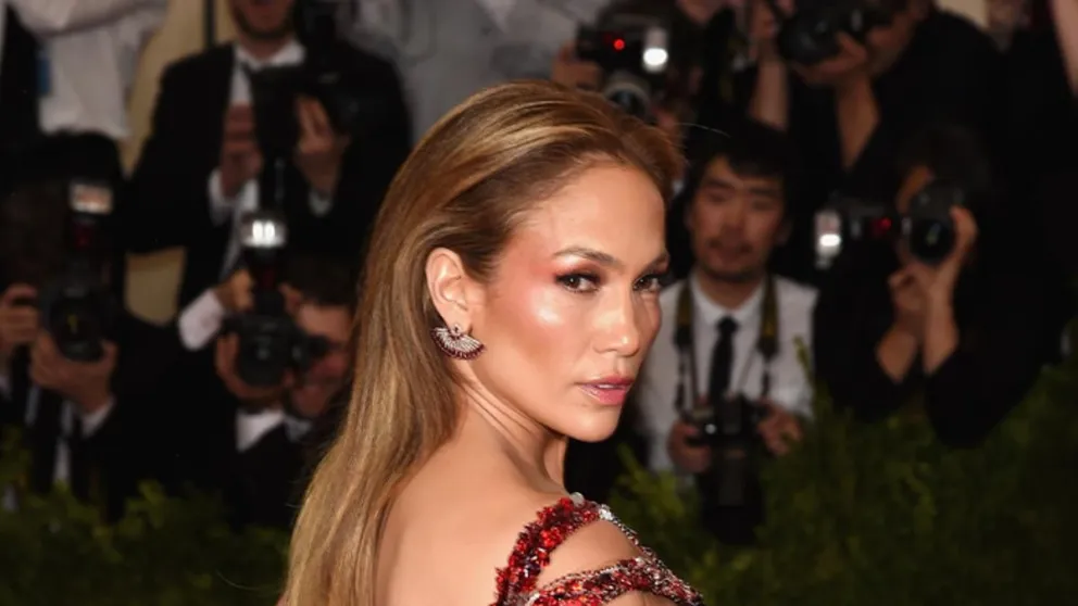 Jennifer López y el vestido efecto desnudo con el dejó ver toda su belleza