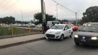 Fuerte accidente en Avenida San Martín: un automóvil impactó contra una motocicleta