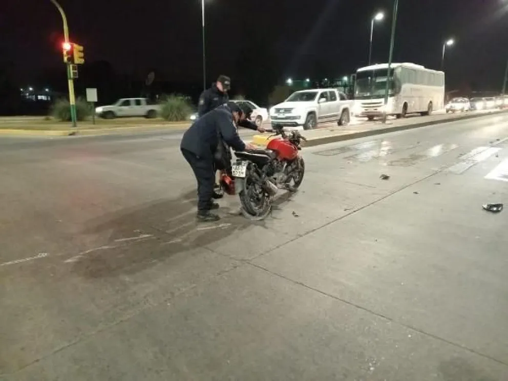 Terrible accidente en Av. Banchik: motociclista fue embestido por un colectivo que habría cruzado en rojo
