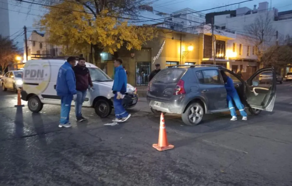 Fuerte accidente de tránsito en la ciudad: una médica del Hospital San Bernardo tuvo que ser asistida por el SAMEC