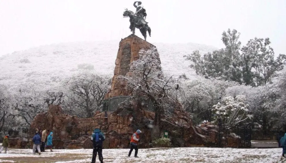 |AHORA| Tiempo en Salta: tras la intensa ola polar, empezó a caer nieve cerca de Salta