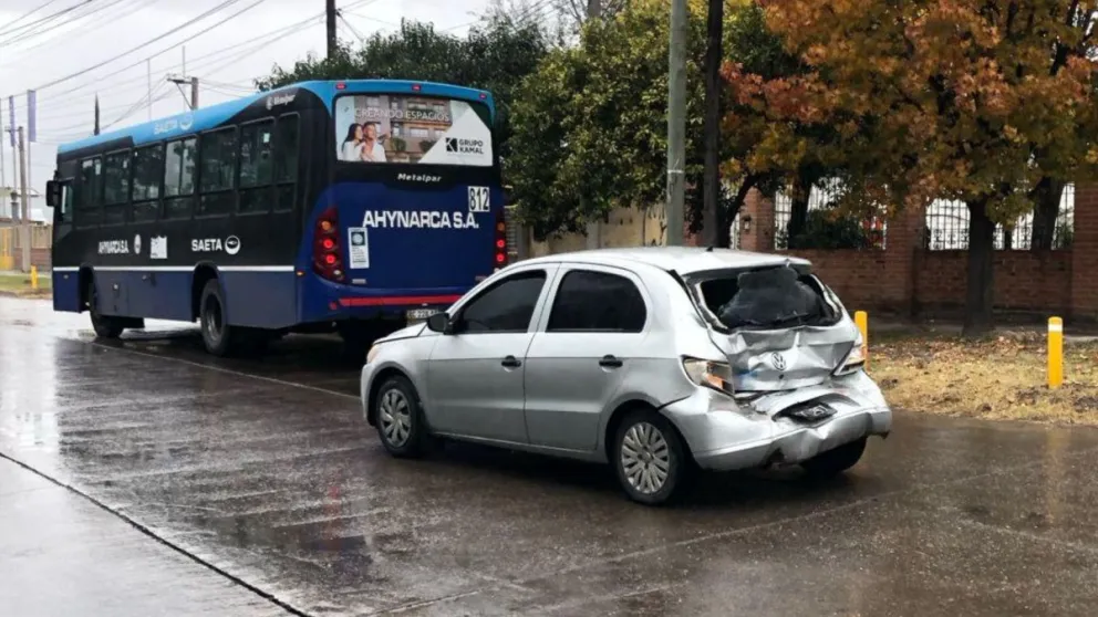 La Avenida Tavella es protagonista de un terrible accidente: un colectivo de SAETA embistió a una familia