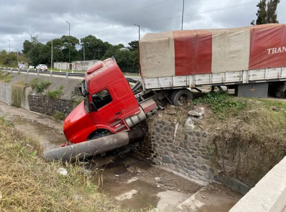 Fuerte accidente en Ruta 23: un camión de gran porte terminó dentro del canal