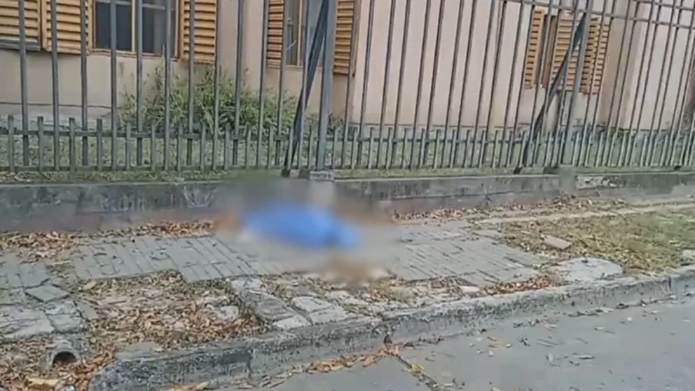 El hombre hallado sin vida en barrio 20 de Febrero se suicidó en plena vereda