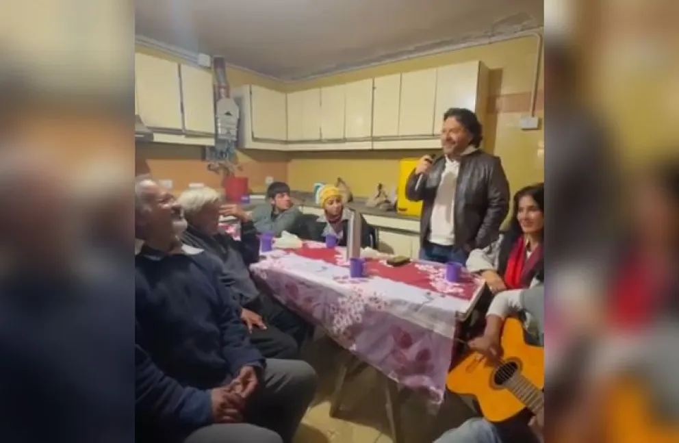Con locro y canto incluido, Gustavo Sáenz celebró el 25 de Mayo en el Hogar de Noche 