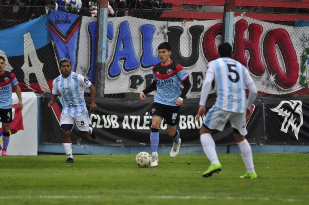 Con la polémica como protagonista, Gimnasia y Tiro se trajo el empate frente a Brown de Adrogué