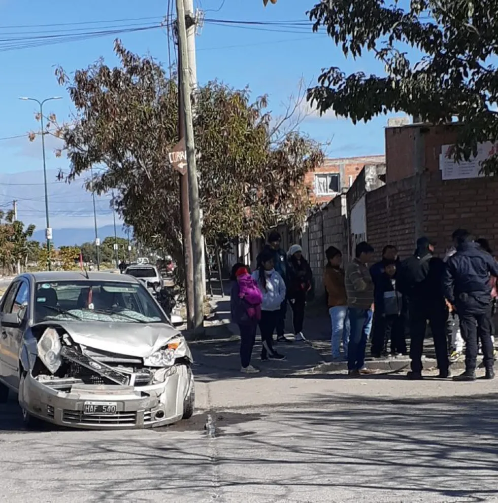 Fuerte choque en la zona sudeste de la ciudad: un automóvil terminó en el patio de una vivienda
