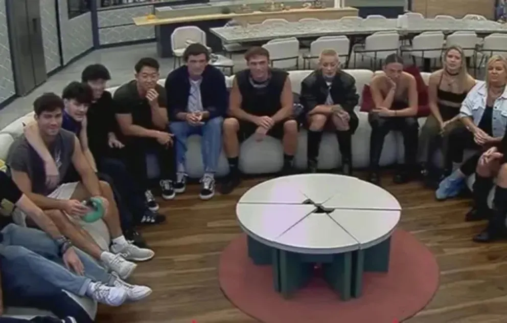 Todos en Gran Hermano impactados por un grito del exterior que asegura la salida de una concursante
