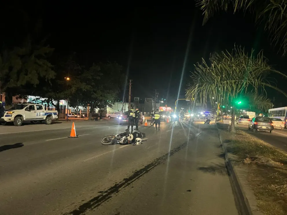Violento accidente en zona sur: un motociclista resultó gravemente herido