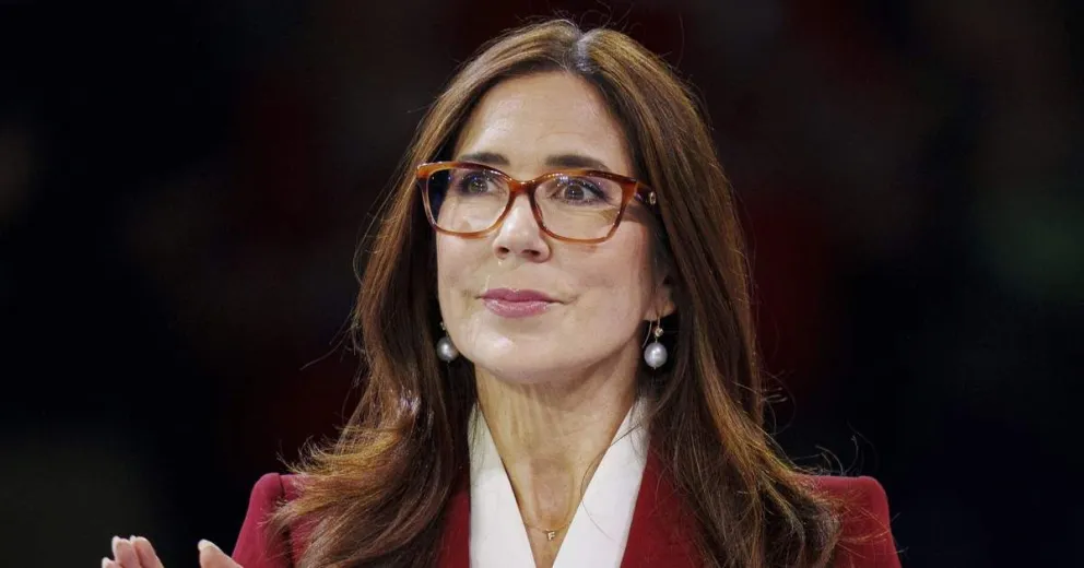Viento inesperado provoca vergonzoso momento para Mary de Dinamarca en importante acto