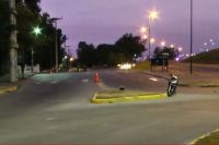 Mañana accidentada en Salta: tremendo choque entre una camioneta y una moto en la rotonda de la UNSa