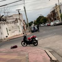 Terrible accidente entre una camioneta y una moto: producto del choque volaron los cascos