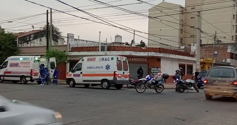 |FOTOS| Impresionante choque entre una moto y un auto a metros de la vía