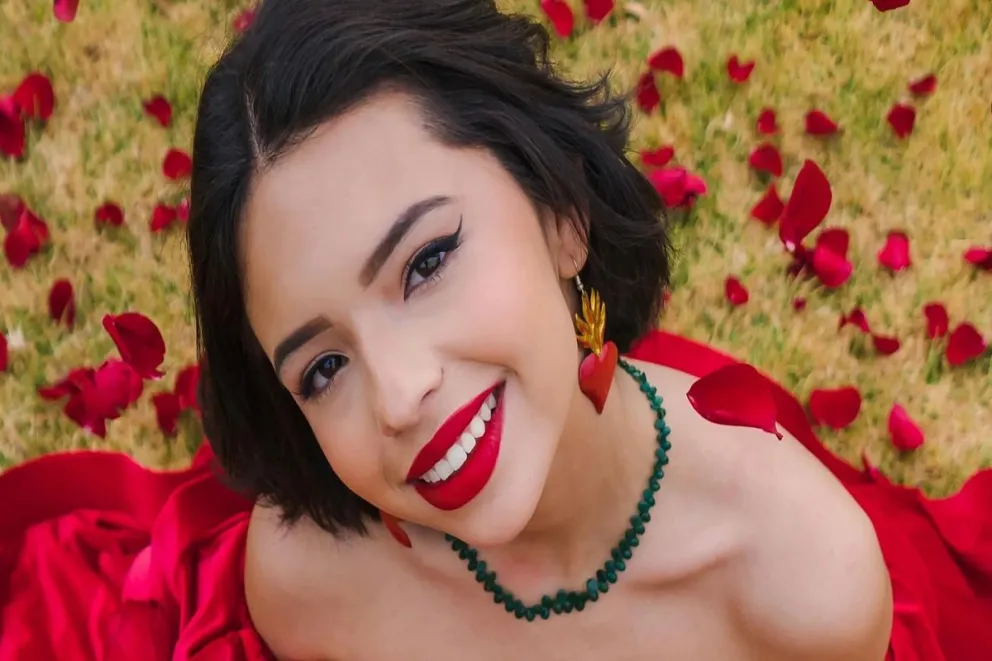 Ángela Aguilar se casa, comparte foto con anillo de compromiso