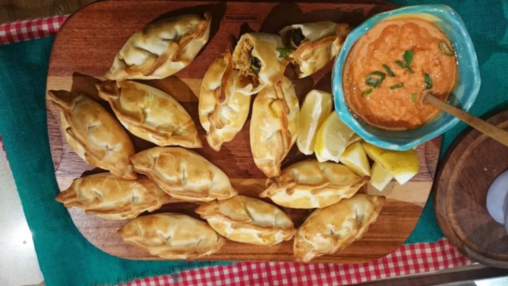 Probá las deliciosas empanadas de pollo al estilo salteño, un sabor auténtico en cada bocado