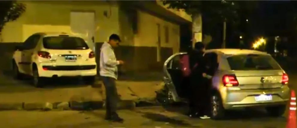 Fuerte choque en barrio Castañares: un auto casi termina incrustado en una vivienda 