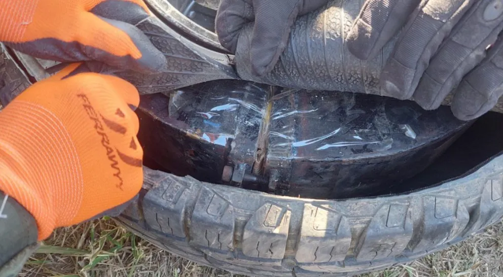 Tenían las ruedas “pinchadas”: escondieron 48 paquetes de droga en las cubiertas del auto 