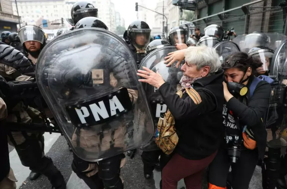 Ley Bases: violenta represión, diputados heridos y máxima tensión en las afueras del Congreso