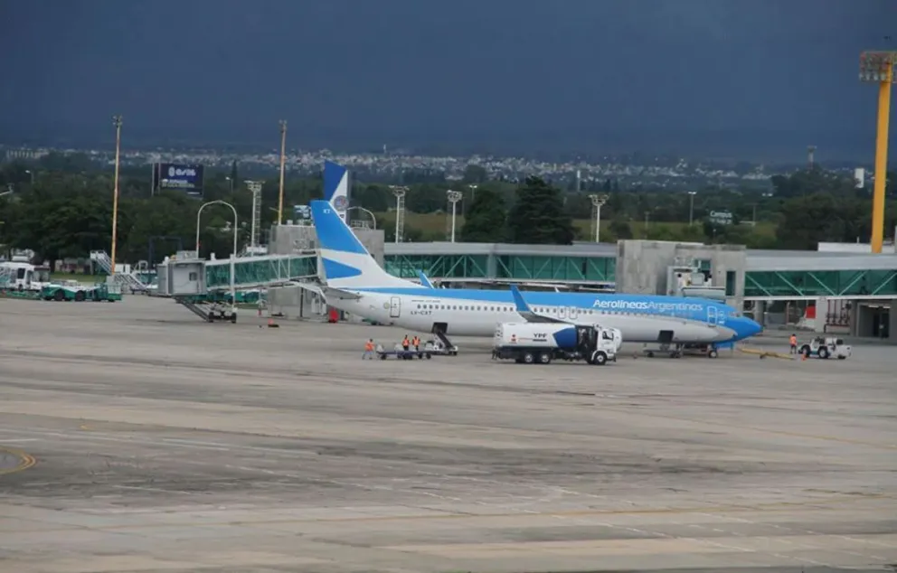 Encontraron muerto dentro de un avión de Aerolíneas Argentinas a un pasajero que se dirigía rumbo a Salta