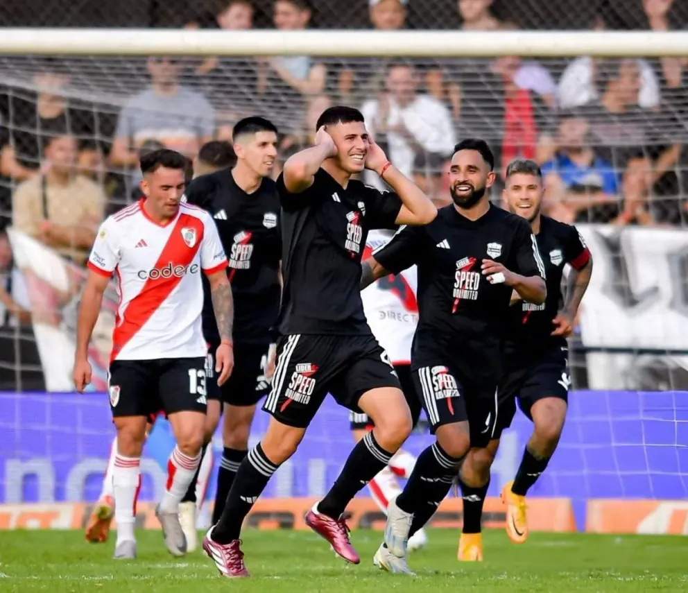 Papelón de River Plate en su visita a Deportivo Riestra: perdió 2 a 0 y se alejó de la punta
