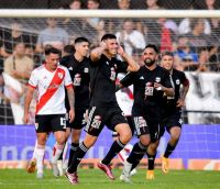 Papelón de River Plate en su visita a Deportivo Riestra: perdió 2 a 0 y se alejó de la punta