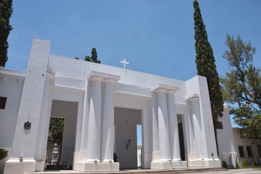 Reabren la sala velatoria del cementerio de la Santa Cruz tras seis meses de refacciones