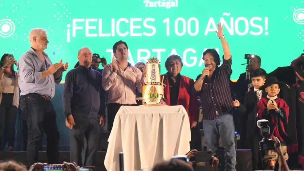 Feliz Centenario Tartagal: Gustavo Sáenz sorprendió a todos y se animó a subir al escenario a cantar