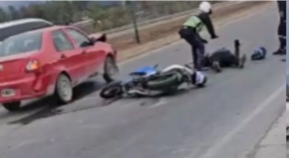Mañana accidentada en Salta: un auto y una moto chocaron en Circunvalación Oeste  